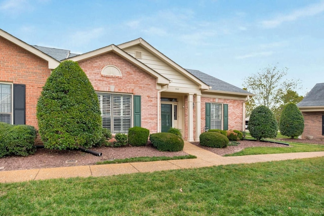 view of front facade with a front yard