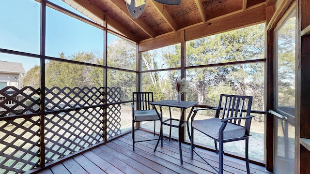 sunroom / solarium featuring ceiling fan