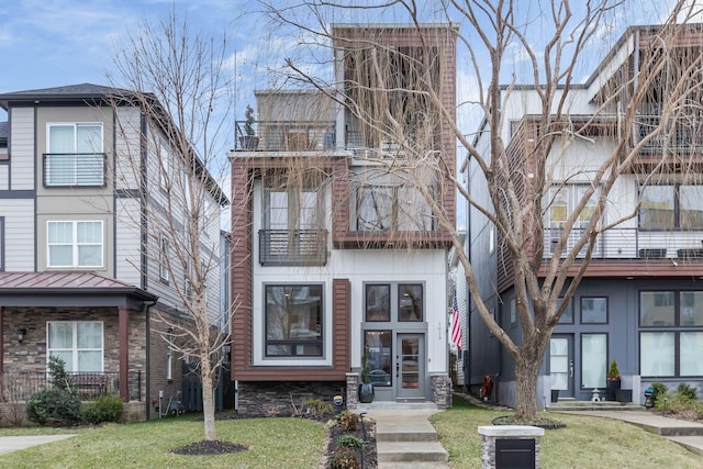 view of front of property with a front lawn