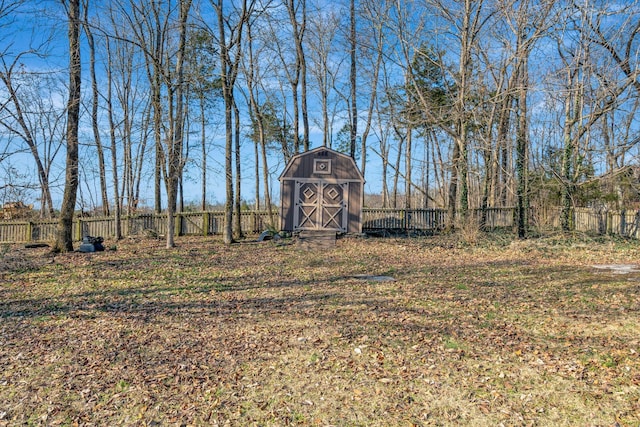 view of yard featuring a shed