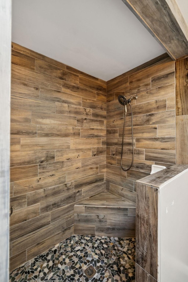 bathroom featuring tiled shower