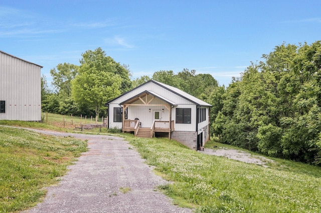 1157 Noah Reeves Rd, Ashland City, TN 37015 - bungalow featuring a porch and asphalt driveway