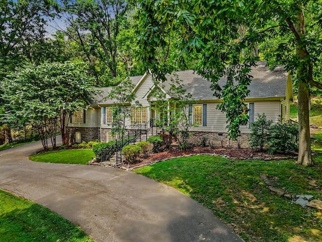 view of front of house featuring a front lawn