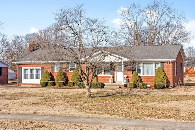 ranch-style home featuring a front lawn