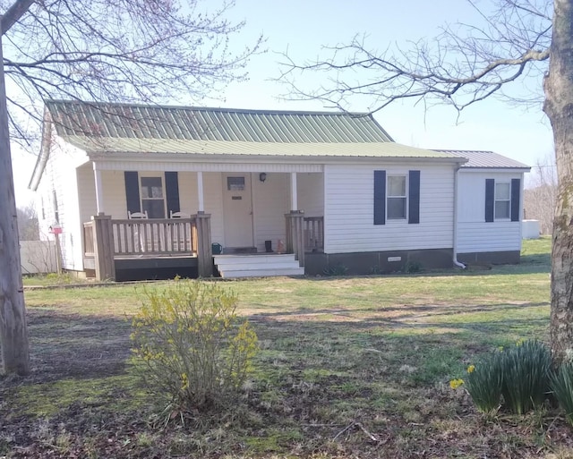 view of front facade with a front lawn and a porch