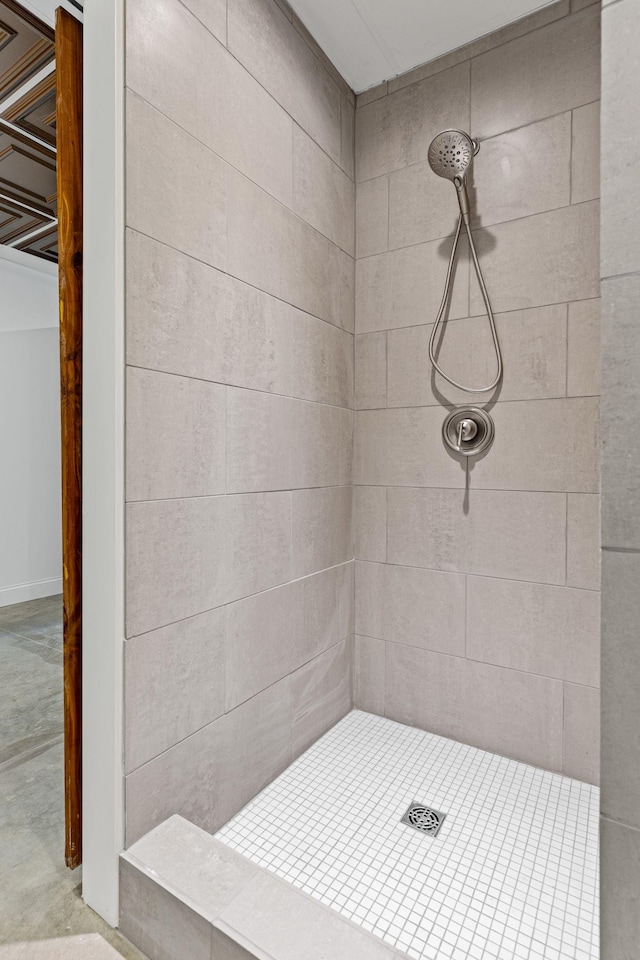 bathroom featuring a tile shower