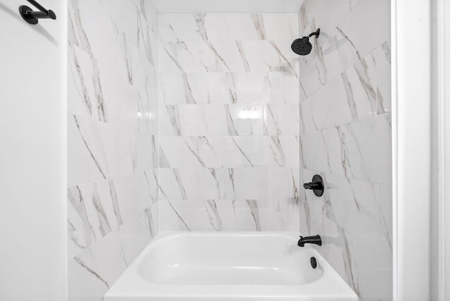 bathroom featuring tiled shower / bath