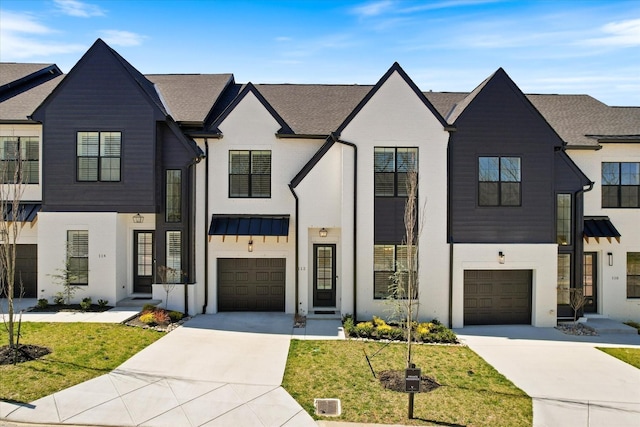 view of front of house featuring a garage and a front yard