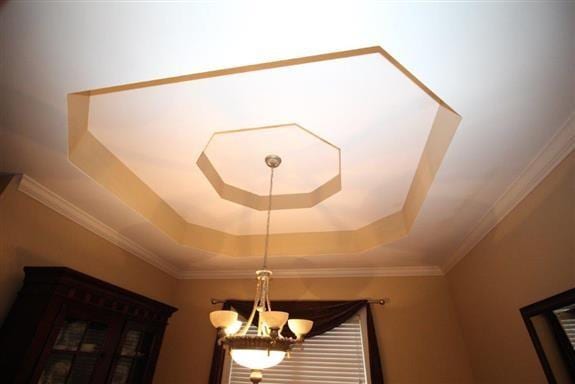 room details featuring a notable chandelier and a tray ceiling