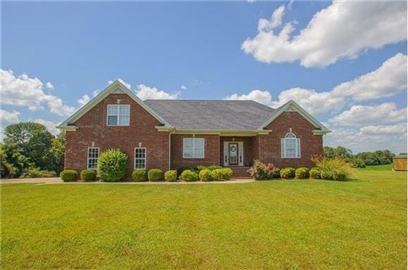 view of front of house featuring a front lawn