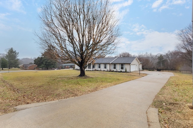 view of front facade featuring a garage and a front yard