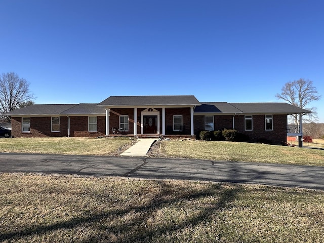 ranch-style home featuring a front lawn