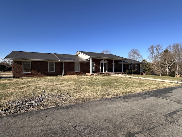 single story home featuring a front yard