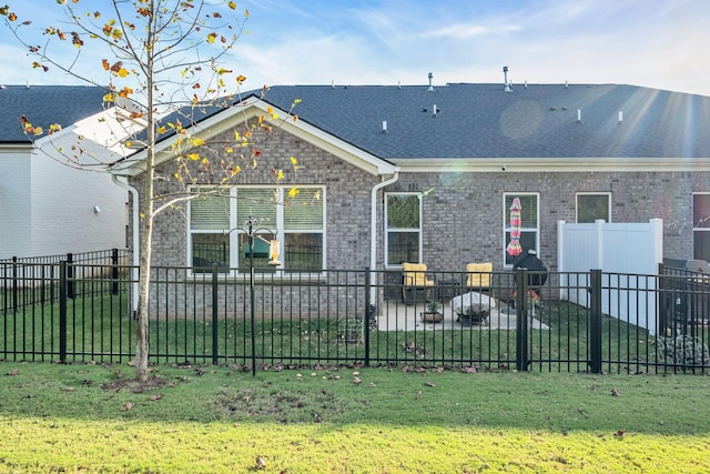 view of front facade featuring a front lawn