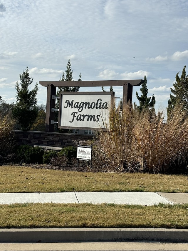 community sign with a lawn