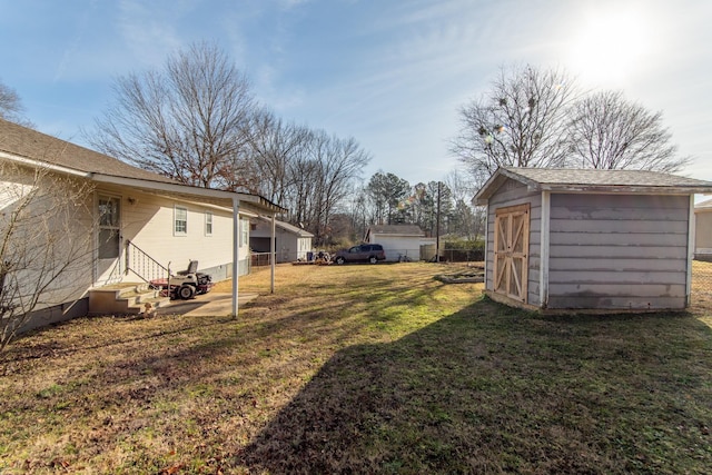 view of yard featuring a storage shed