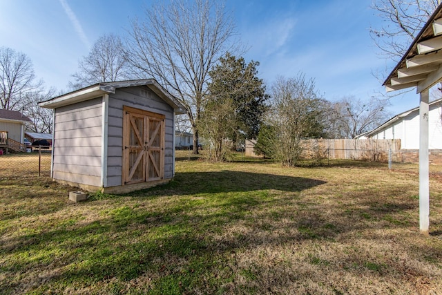 view of yard featuring a storage unit