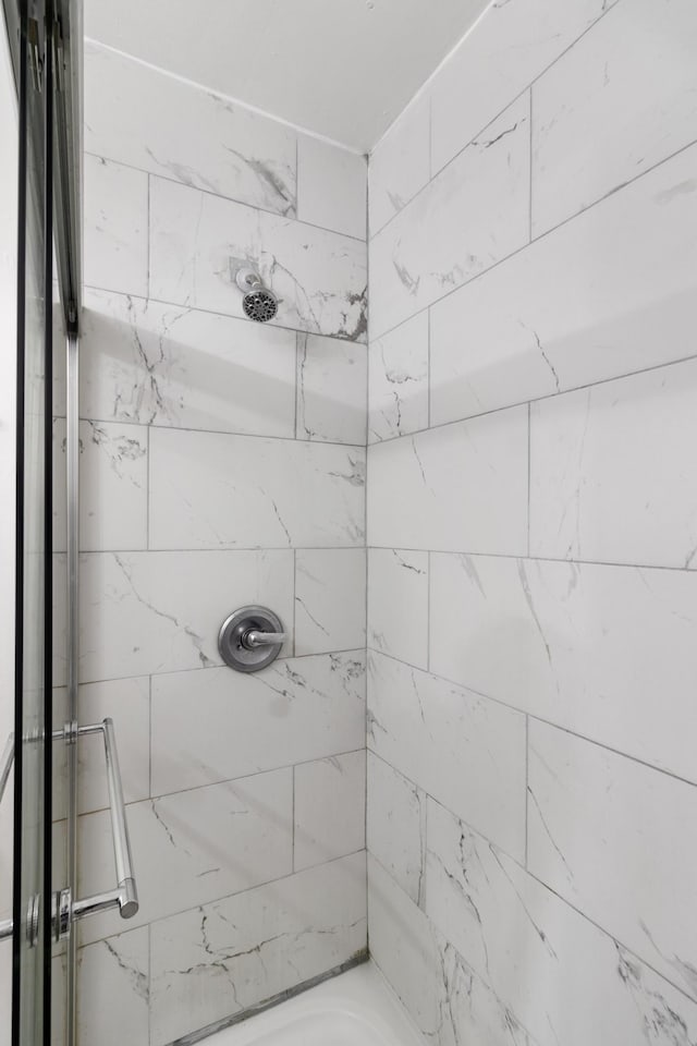 bathroom featuring tiled shower / bath