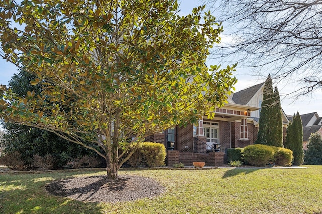 view of front of home with a front lawn