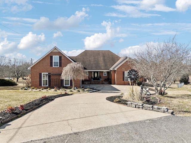 view of front of property featuring a front lawn