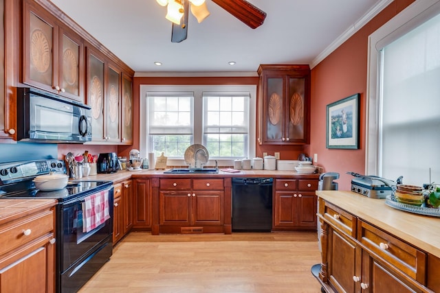 kitchen with sink, crown molding, ceiling fan, black appliances, and light wood-type flooring