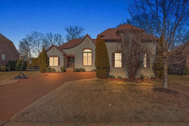 view of front of house featuring a lawn