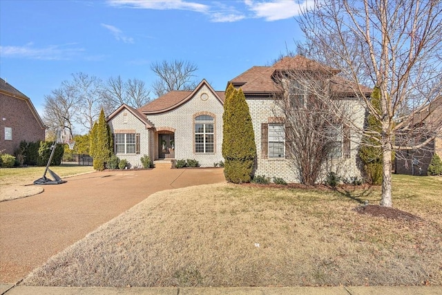 view of front facade featuring a front lawn