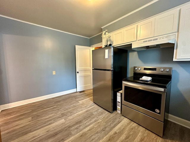 kitchen featuring ornamental molding, stainless steel appliances, light hardwood / wood-style floors, and white cabinets