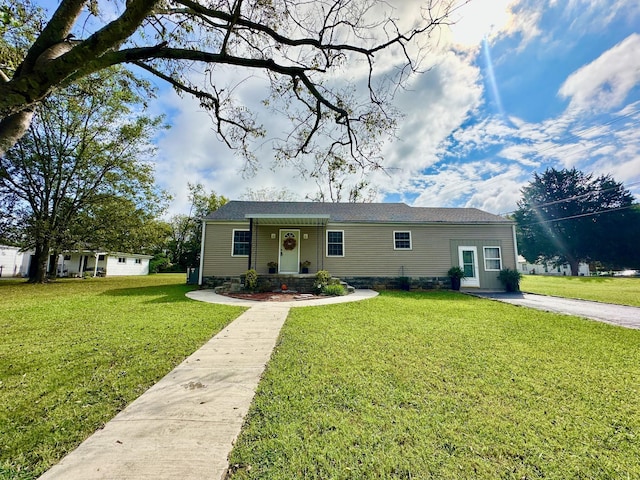 view of front of home featuring a front lawn