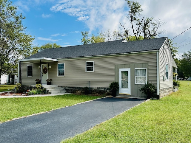 view of front of home with a front lawn