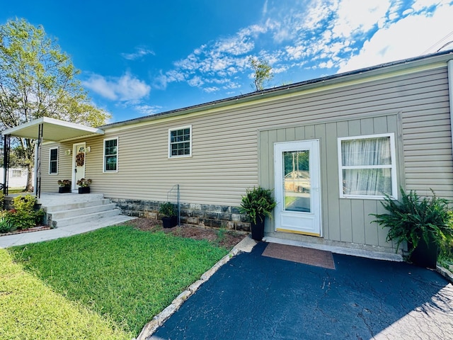 view of front of house with a front yard