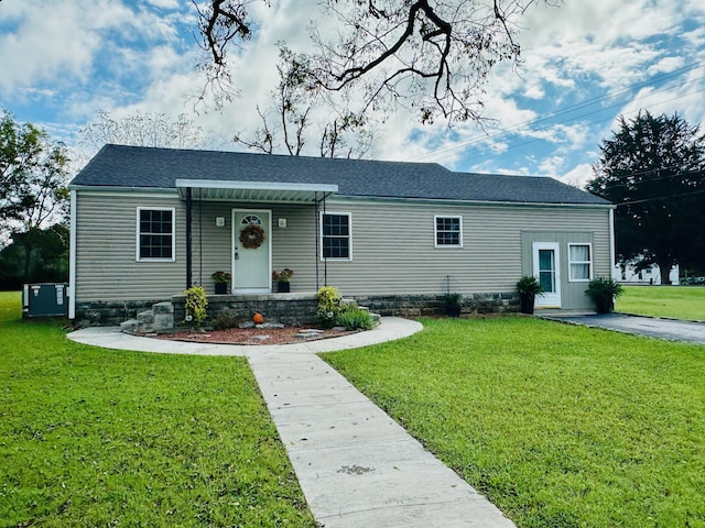 single story home with a front lawn