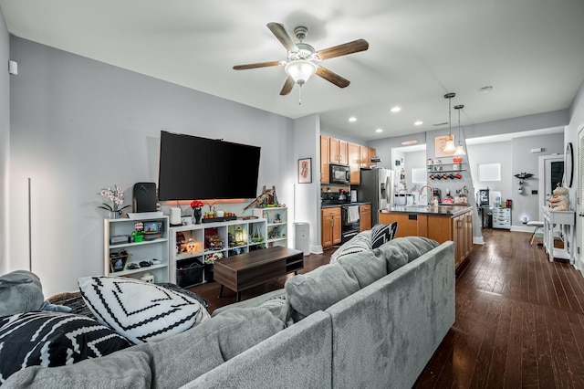 living room with dark wood-type flooring, wet bar, and ceiling fan