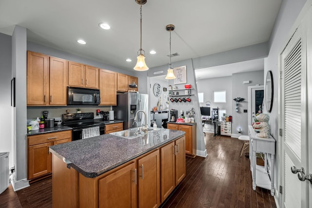 kitchen with sink, hanging light fixtures, dark hardwood / wood-style flooring, a kitchen island with sink, and black appliances