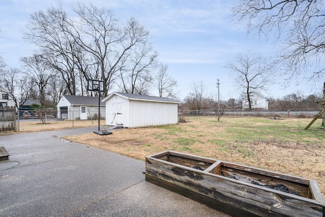 view of yard featuring a shed