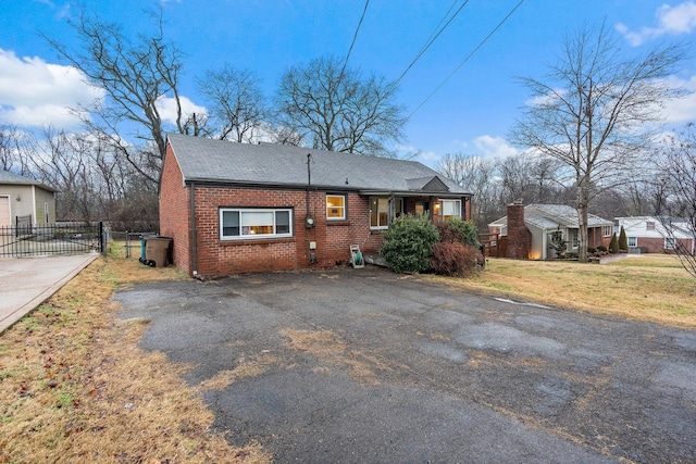 view of front of property with a front yard