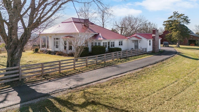 view of front of house with a front lawn