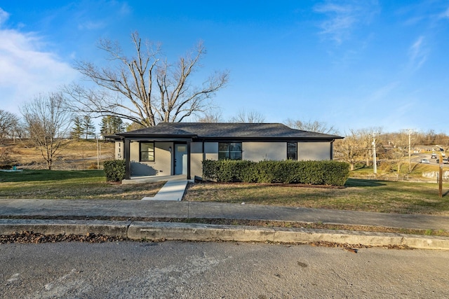 view of front of property featuring a front lawn