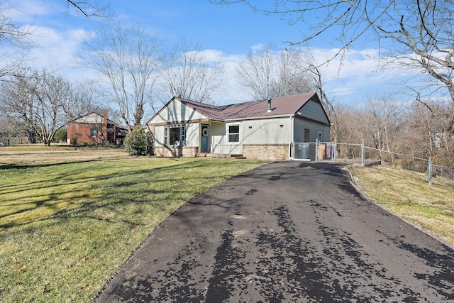 view of front of house featuring a front lawn