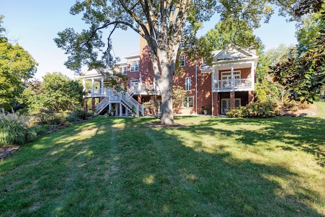 view of yard featuring a balcony