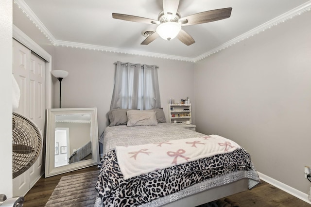 bedroom with dark hardwood / wood-style flooring, ornamental molding, a closet, and ceiling fan