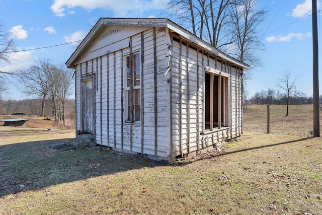 view of outdoor structure with a yard