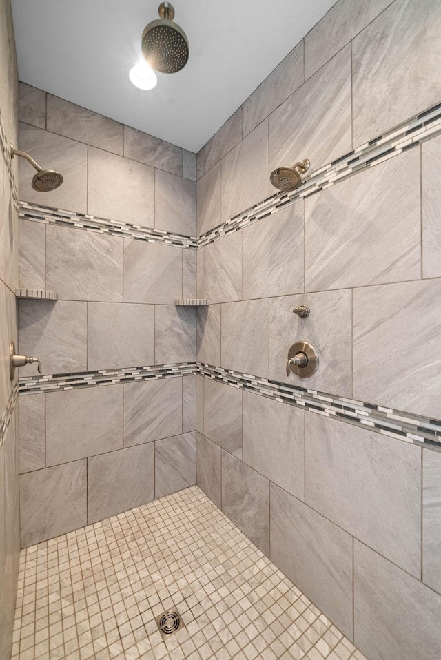 bathroom featuring tiled shower