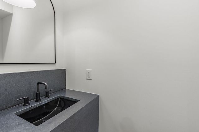 bathroom featuring sink and decorative backsplash