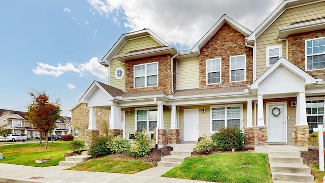 view of front of property featuring a front lawn