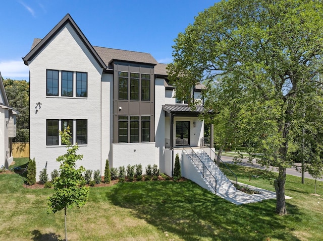 view of front of home featuring a front yard