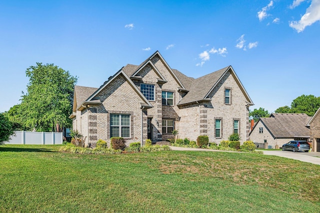 view of front of house featuring a front lawn