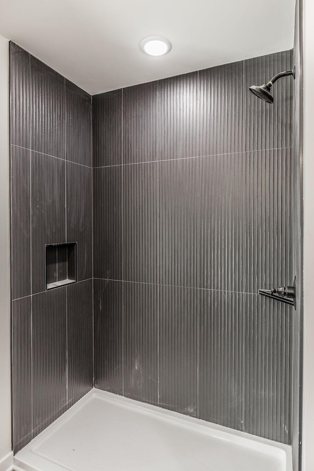 bathroom featuring a tile shower