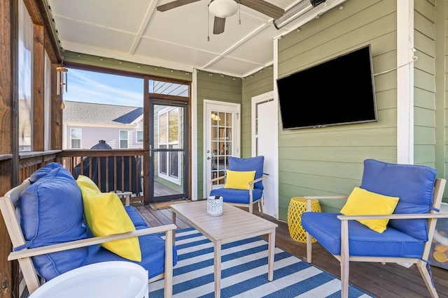 sunroom with ceiling fan