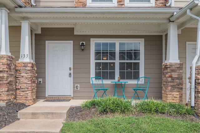 property entrance featuring a porch